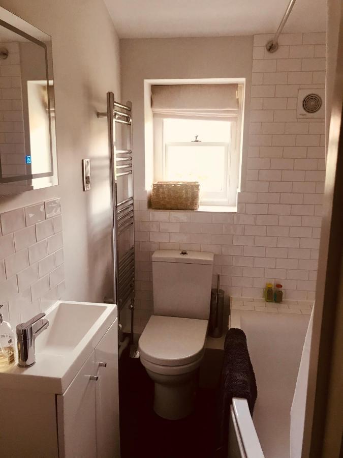The Old Post Office Studio Apartment In A Beautiful Cotswold Village Cirencester Dış mekan fotoğraf